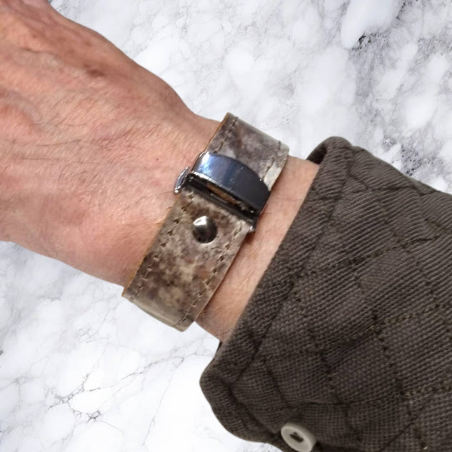 Bracelet en cuir de silure artisanal – Iphigénie Paris